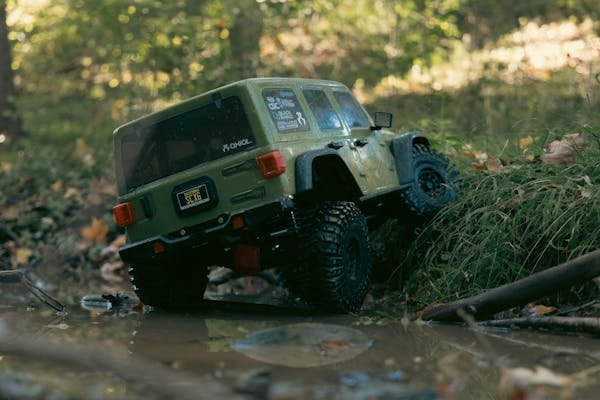 Explorez notre collection de camions télécommandés variés